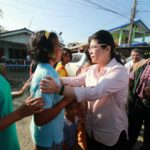 'เจ๊หน่อย' ลุยใต้ ช่วยผู้ประสบภัยปาบึก ชาวบ้านพาเดินสำรวจซากเสียหาย (คลิป)