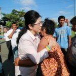 'เจ๊หน่อย' ลุยใต้ ช่วยผู้ประสบภัยปาบึก ชาวบ้านพาเดินสำรวจซากเสียหาย (คลิป)