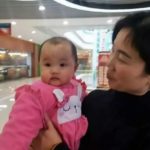 คลาดสายตาพ่อแม่นิดเดียว ทารกเดินจนตกบันไดเลื่อนในห้าง (คลิป)