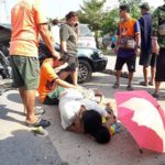 สนั่นกลางแยก! หนุ่มใหญ่ขับเก๋ง ถูกกระบะพุ่งชน แม่-หลาน ร่างกระเด็น ดับ2 สาหัส3