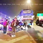 ผู้โดยสารระทึก! ทัวร์ชนยับเสยท้ายบรรทุก พุ่งอัดกระบะจอดข้างทาง ดับคาที่1 เจ็บ4