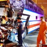 ผู้โดยสารระทึก! ทัวร์ชนยับเสยท้ายบรรทุก พุ่งอัดกระบะจอดข้างทาง ดับคาที่1 เจ็บ4