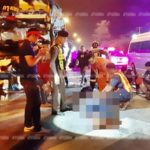 ผู้โดยสารระทึก! ทัวร์ชนยับเสยท้ายบรรทุก พุ่งอัดกระบะจอดข้างทาง ดับคาที่1 เจ็บ4