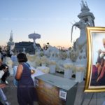 ภาพชุดประชาชนวางดอกไม้จันทน์ รอบนกหัสดีลิงค์เทินบุษบก เมรุลอยหลวงพ่อคูณ