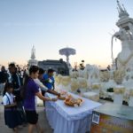 ภาพชุดประชาชนวางดอกไม้จันทน์ รอบนกหัสดีลิงค์เทินบุษบก เมรุลอยหลวงพ่อคูณ
