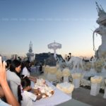 ภาพชุดประชาชนวางดอกไม้จันทน์ รอบนกหัสดีลิงค์เทินบุษบก เมรุลอยหลวงพ่อคูณ