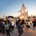 ภาพชุดประชาชนวางดอกไม้จันทน์ รอบนกหัสดีลิงค์เทินบุษบก เมรุลอยหลวงพ่อคูณ