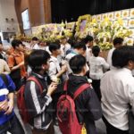 นับหมื่นหลั่งไหล ร่วมฟังสวด-วางดอกไม้จันทน์ ‘หลวงพ่อคูณ’ ล้นหอประชุมมข.