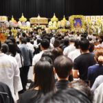 นับหมื่นหลั่งไหล ร่วมฟังสวด-วางดอกไม้จันทน์ ‘หลวงพ่อคูณ’ ล้นหอประชุมมข.