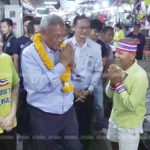 "อย่าดูถูกประชาชน" หนุ่มชูป้ายใส่หน้า 'สุเทพ'กลางตลาดชัยนาท เผยเจอทุกจังหวัด