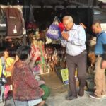 "อย่าดูถูกประชาชน" หนุ่มชูป้ายใส่หน้า 'สุเทพ'กลางตลาดชัยนาท เผยเจอทุกจังหวัด