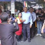 "อย่าดูถูกประชาชน" หนุ่มชูป้ายใส่หน้า 'สุเทพ'กลางตลาดชัยนาท เผยเจอทุกจังหวัด