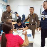 ตม.บุกจับเจ้าของหอ! ปล่อย 5 สาวต่างด้าว ดื่มเหล้า-เปิดเพลงดัง หลังชาวบ้านโวย