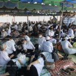 พลังศรัทธาล้นหลาม! กางร่มปักหลักกลางแจ้ง รอส่ง หลวงพ่อคูณ สู่สรวงสวรรค์