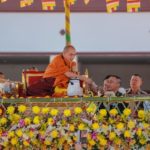 ศรัทธาท่วมท้น! ทหารนิมนต์ ครูบาบุญชุ่ม ให้พร แห่ส่องเลขเด็ดทะเบียนรถ