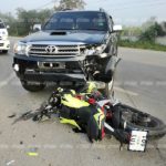 หมอกลงจัด! เด็กชายม.3 รีบขับจยย.ไปโรงเรียน พุ่งชนฟอร์จูนเนอร์กลางสี่แยก