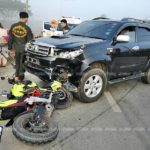 หมอกลงจัด! เด็กชายม.3 รีบขับจยย.ไปโรงเรียน พุ่งชนฟอร์จูนเนอร์กลางสี่แยก