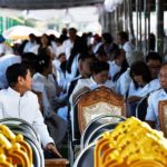 สาธุชนแน่นริมโขง! ร่วมลอยอังคาร หลวงพ่อคูณ แห่ถ่ายรูปแท่นวางกล่องบรรจุอัฐิ