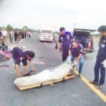 สลด! รถตู้ตร.พุ่งชนจยย.ทับร่างหนุ่มดับ หวั่นเฮี้ยน! ศพตายตาค้างกลางแยกร้อยศพ