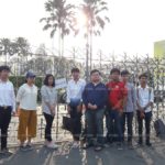 'เพนกวิน' บุกทำเนียบร่อนจรวด ทวงสิทธิ์เลือกตั้ง ติดป้ายหน้าประตู 'เลื่อนแม่มึงสิ'
