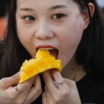บิ๊กป้อม ต้อนรับนักท่องเที่ยวจีน กินมะม่วงคึกคัก ขอให้มาเที่ยวให้สบายใจ