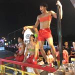 โดนแล้ว! ตร.บุกร้านสถานีมีหอย หลังแต่งหวิว-เต้นสยิวต่อหน้าเด็ก (คลิป)