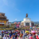 ศรัทธาท่วมท้น! ทหารนิมนต์ ครูบาบุญชุ่ม ให้พร แห่ส่องเลขเด็ดทะเบียนรถ
