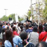 อบจ.พะเยาสั่งเลิกด่วน! เวทีปราศรัย พรรคเพื่อไทย กองเชียร์ไม่ยอม แห่ล้อมรอพรึ่บ!