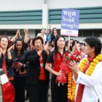 อบจ.พะเยาสั่งเลิกด่วน! เวทีปราศรัย พรรคเพื่อไทย กองเชียร์ไม่ยอม แห่ล้อมรอพรึ่บ!