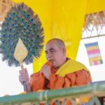 ศรัทธาท่วมท้น! ทหารนิมนต์ ครูบาบุญชุ่ม ให้พร แห่ส่องเลขเด็ดทะเบียนรถ