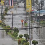 เมืองคอนวิกฤต! ไฟฟ้าดับทั้งเมือง ศูนย์อพยพเต็ม คนหาที่หนี พายุปาบึก