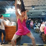 โดนแล้ว! ตร.บุกร้านสถานีมีหอย หลังแต่งหวิว-เต้นสยิวต่อหน้าเด็ก (คลิป)