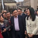 'แม้ว-ปู' เคลื่อนไหว ควงคู่เยี่ยมญาติ ที่ซัวเถา ต้อนรับห้อมล้อมสุดอบอุ่น! (คลิป)