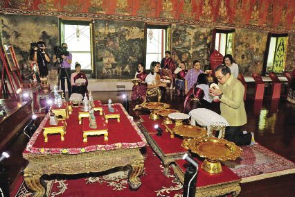 สักการะพระพุทธรูปวังหน้า ‘นพปฏิมารัตนมารวิชัย’