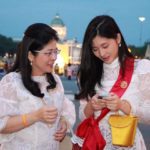 ชมภาพกันจุใจ 'น้องจินนี่' สุดน่ารัก ลูก 'แม่หน่อย' ควงคู่เดินงานอุ่นไอรักฯ