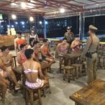 โดนแล้ว! ตร.บุกร้านสถานีมีหอย หลังแต่งหวิว-เต้นสยิวต่อหน้าเด็ก (คลิป)