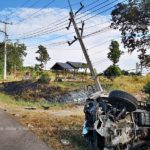 ไฟดับทั้งเมือง! กระบะหลับใน พุ่งชนเสาไฟฟ้าแรงสูงโค่น ไฟไหม้รถ ระทึกช่วย4ชีวิต