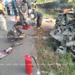 ไฟดับทั้งเมือง! กระบะหลับใน พุ่งชนเสาไฟฟ้าแรงสูงโค่น ไฟไหม้รถ ระทึกช่วย4ชีวิต