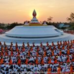 วัดธรรมกาย จัดงานธรรมยาตราจุดประทีปถวายเป็นพุทธบูชา แสงสีสุดอลังการ  
