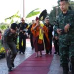 ศรัทธาท่วมท้น! ทหารนิมนต์ ครูบาบุญชุ่ม ให้พร แห่ส่องเลขเด็ดทะเบียนรถ