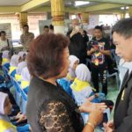 ‘บิ๊กจิน’ เยี่ยมชาวนราฯ มอบเงินให้วัดรัตนานุภาพ ชาวบ้านจี้ติดซีซีทีวีจับคนร้าย