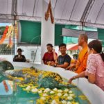 อ่างทองฮือฮา!พระพุทธรูปหนัก 300 กก. ลอยกลางบ่อน้ำมนต์ ประชาชนแห่สักการะ