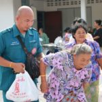 มูลนิธิป่อเต็กตึ๊ง ช่วยเหลือชาวนครฯ จากพายุปาบึกในพื้นที่ตกค้าง
