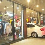 สุดระทึก! เก๋งพุ่งชนร้านเสื้อผ้า ทะลุกระจกแตกเกลื่อน ทรัพย์สินเสียหาย(คลิป)
