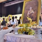 นับหมื่นหลั่งไหล ร่วมฟังสวด-วางดอกไม้จันทน์ ‘หลวงพ่อคูณ’ ล้นหอประชุมมข.