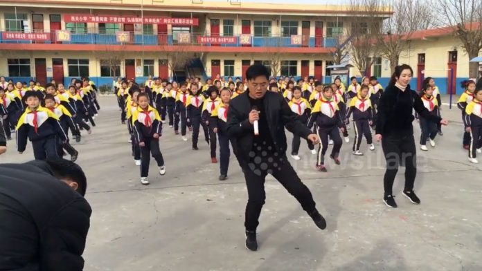 ครูใหญ่นำเต้นท่าผี