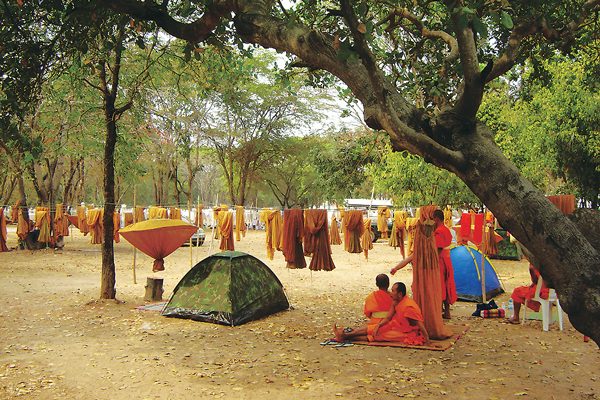 ปฏิบัติธรรมวันมาฆบูชาไหว้พระบรมธาตุนาดูน