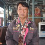 ศรัทธาเต็มหัวใจ! หนุ่มบางบ่อ ห้อย เหรียญหลวงพ่อคูณ ทุกรุ่นตลอดเวลา