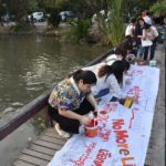นศ.ศิลปากร ทำกิจกรรมเชิงสัญลักษณ์ ไม่เลื่อนเลือกตั้ง ตร.-ทหาร เฝ้าจับตามอง