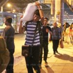 ชีวิตต้องสู้! แบกข้าวสาร-อาหารแห้งกลับจากบ้านตจว. พร้อมลุยงานกันใหม่